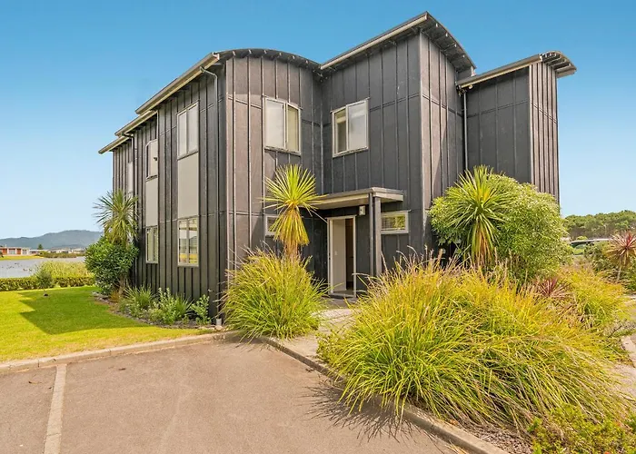 Lakeside Villa Retreat - Matarangi Downstairs Unit