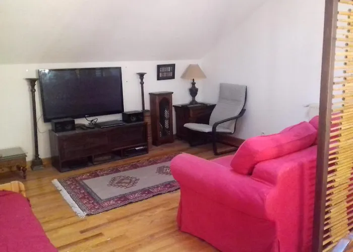 Appartement en loft 50m2 dans maison avec chambre en mezzanine et canapes lits dans salon