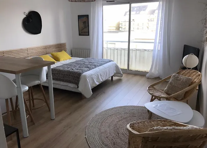 Studio neuf , à 2 pas de la plage et du port