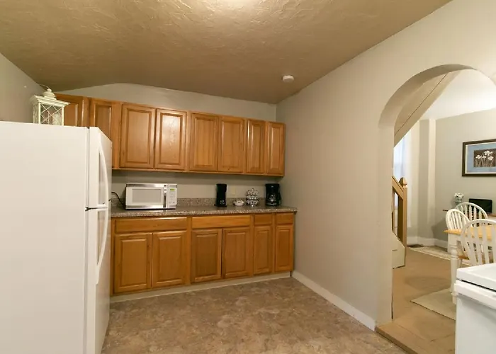 Downtown 2 Bedroom Cottage, Sleeps 6, Walking Distance To Honeywell, Downtown Restaurants, Shopping