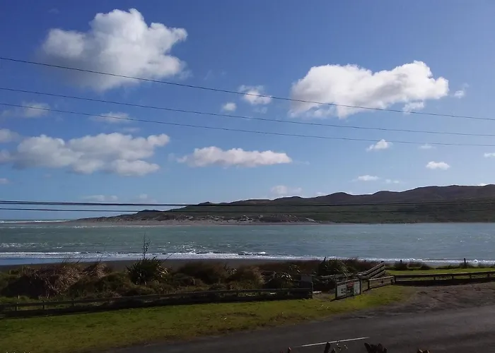 Karoro - Laid-Back Bach With Epic Views!