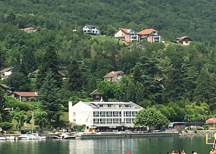 Pieds dans l'eau au lac du Bourget
