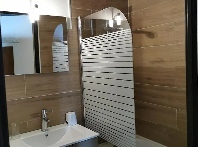 Studio rénové Chamrousse, au pied des pistes.