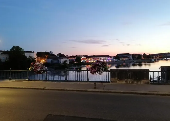 Gray centre ville avec vue sur Saône