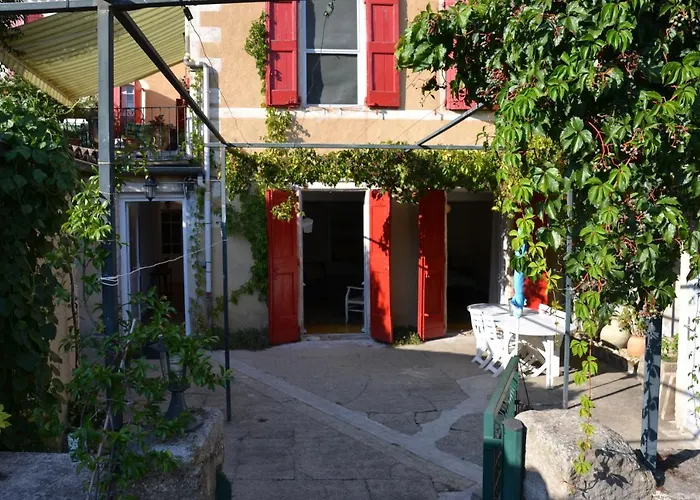 St Jean Du Gard : Spacious Apartment With Use Of Pool