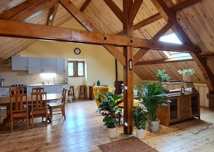 Loft mansardé du train jaune avec vue sur les montagnes