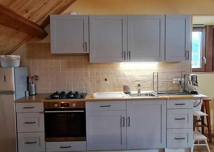 Loft mansardé du train jaune avec vue sur les montagnes