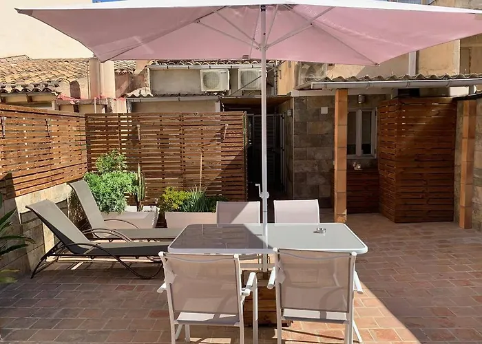 Casa antigua reformada junto al mar