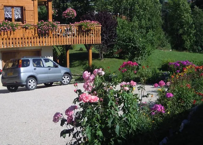 A4 km de Megève très joli studio avec jacuzzi ,vue sur les montagnes au calme