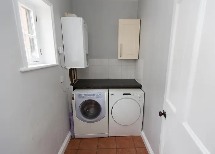 New Bespoke 2 Bed Town Centre Serviced Apartment