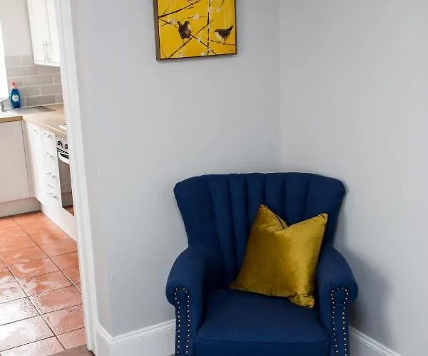 New Bespoke 2 Bed Town Centre Serviced Apartment