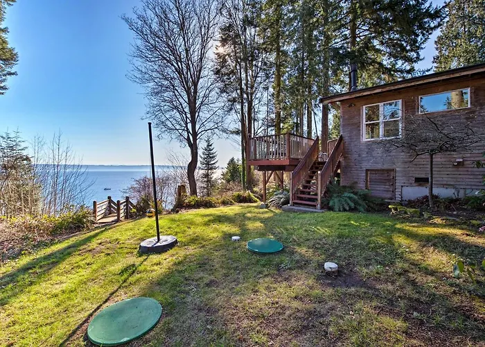 Puget Sound Escape: Private Beach & Oversized Deck