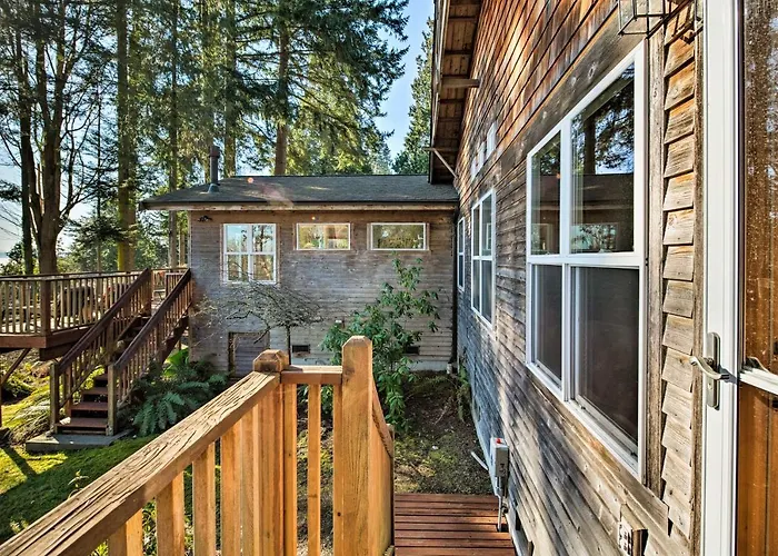 Puget Sound Escape: Private Beach & Oversized Deck