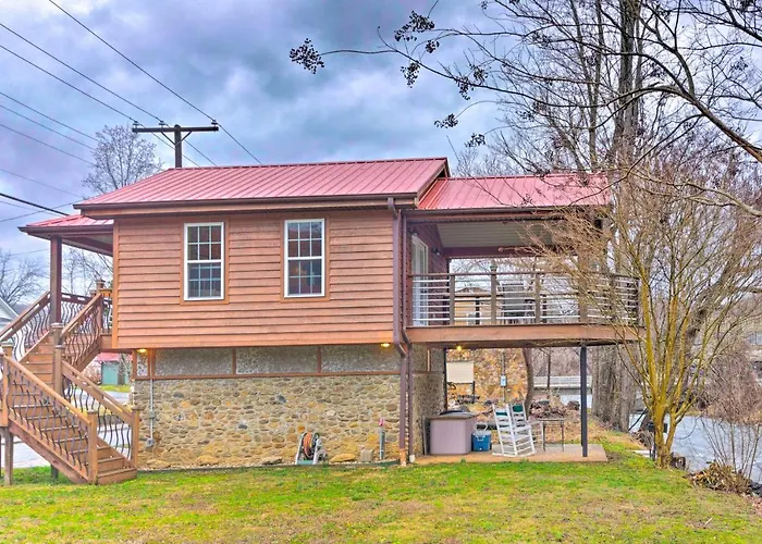 'The Boat House' Creekside Escape In Hot Springs!