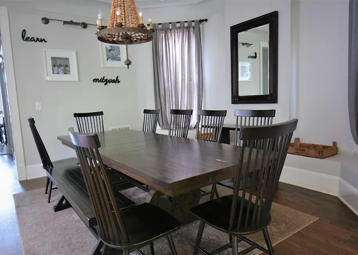 Penthouse Level, Stunning Wrigley Stay