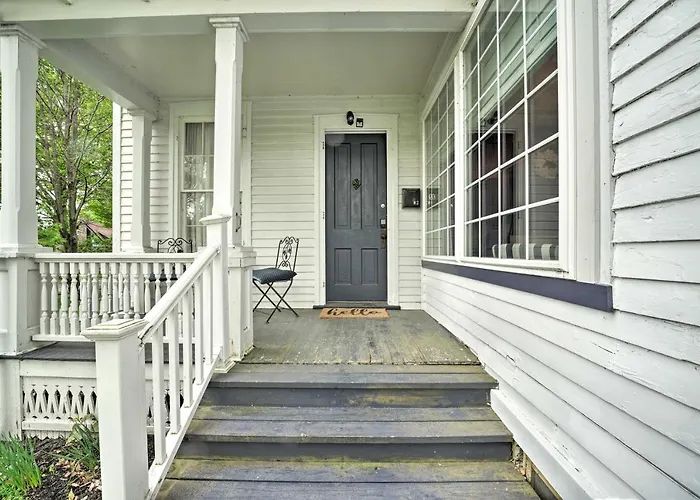 Romantic Apt Near Wineries, Golf & Lake Erie!