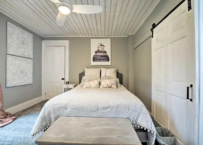 Romantic Apt Near Wineries, Golf & Lake Erie!