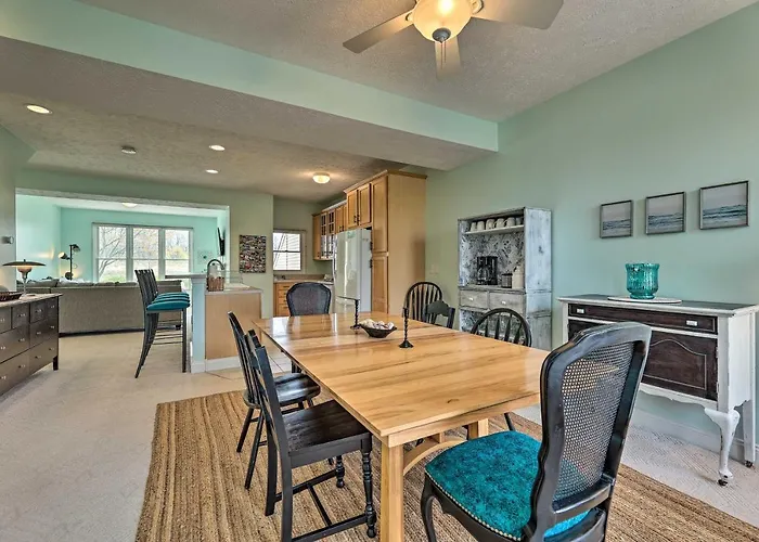 Bright Manistee Condo W/ Beach + Pool Access!