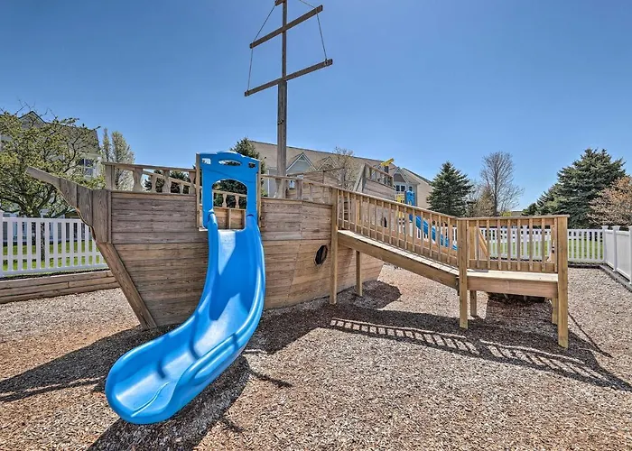Bright Manistee Condo W/ Beach + Pool Access!
