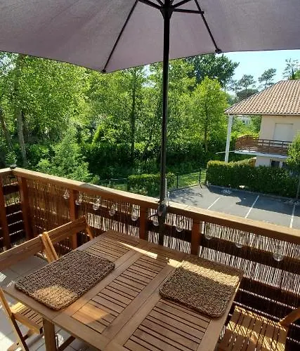 Appartement climatisé 2 chambres Balcon Parking privé couvert Centre Village
