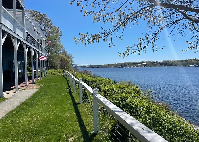 Riverside Retreat-Waterfront Walkout Apartment