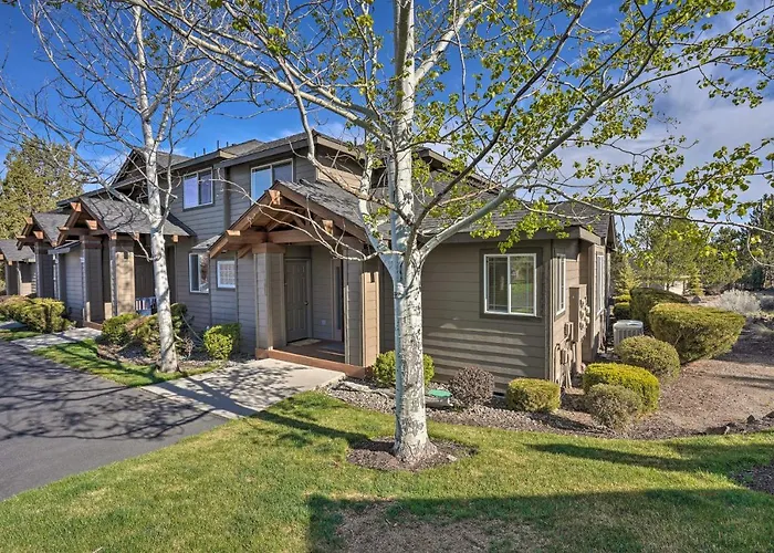 Redmond Resort Townhome W/ Private Hot Tub