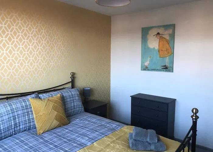Rowan Place 5 Bedroom Off Street Parking Accommodation