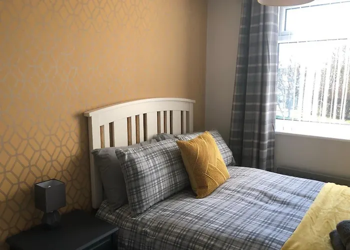 Rowan Place 5 Bedroom Off Street Parking Accommodation