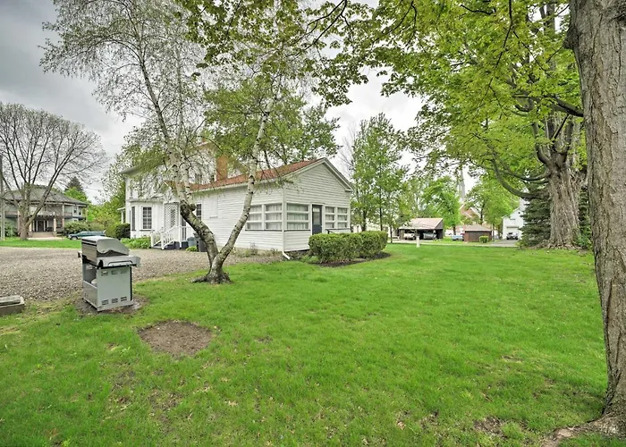 Romantic Apt Near Wineries, Golf & Lake Erie!