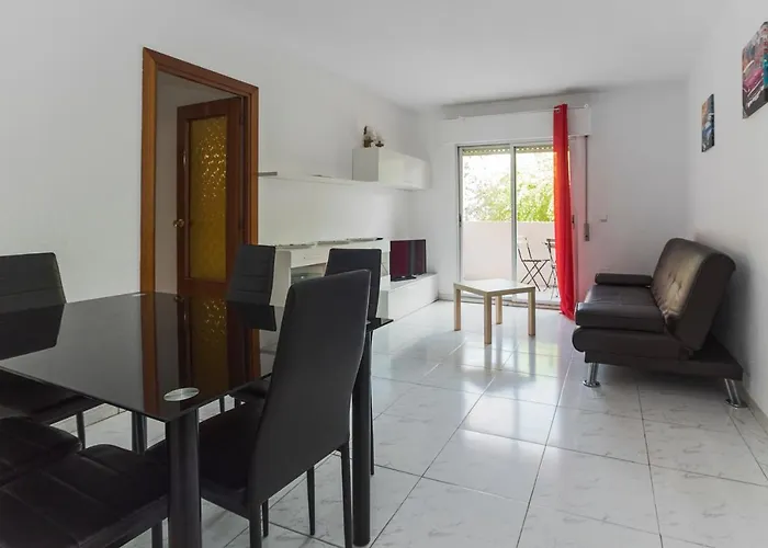 4 Bed-Sleeps 6-Garden-Balcony-Pets