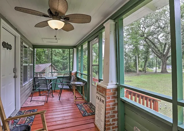Renovated Home W/ Screened-In Patio On Hwy 90!