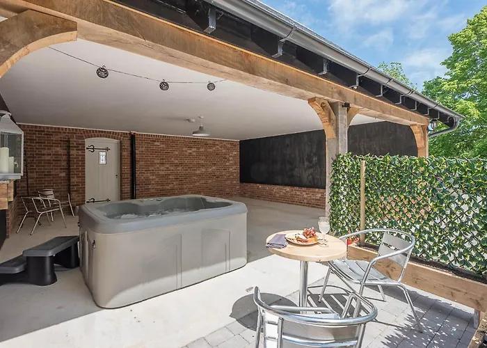 Geoff'S Rest At Pond Hall Farm In Hadleigh With Private Hot Tub