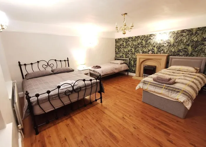 House - Sleeps Up To 14 & Parking Available