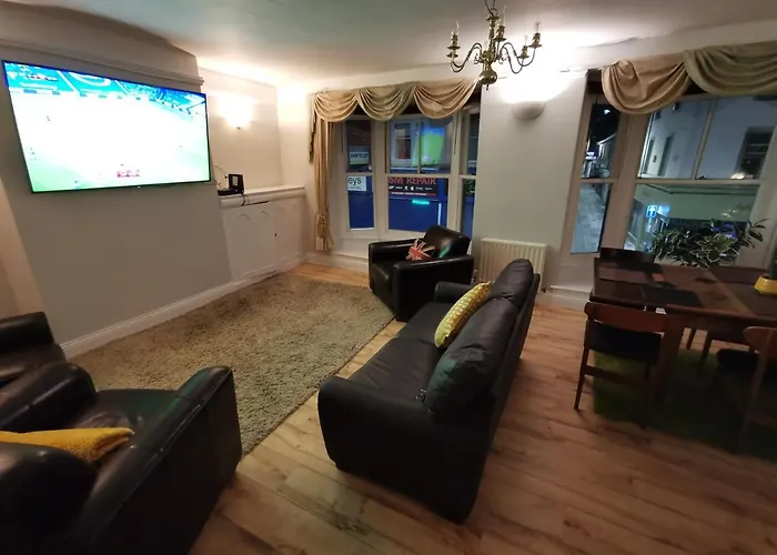House - Sleeps Up To 14 & Parking Available
