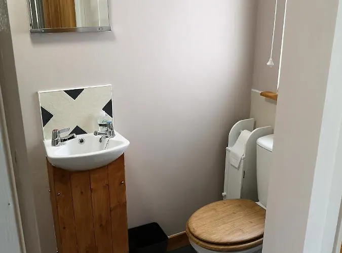 En-Suite Bedroom In A Quiet Bungalow