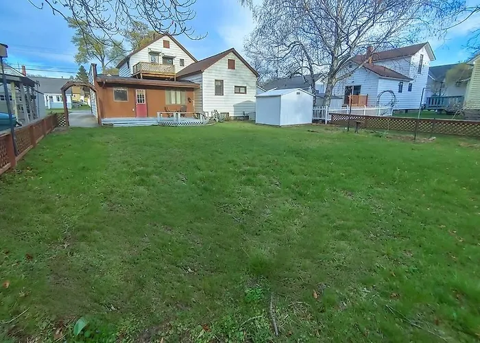 Huge Historic, W/Large Yard & Close To Beach