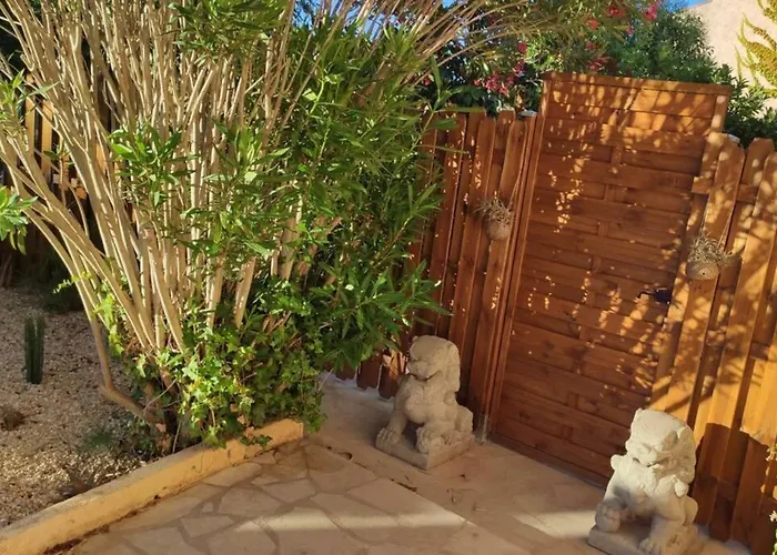 Trés beau studio 35 M2 Entre Mer et Forêt grand jardin et douche tropicale