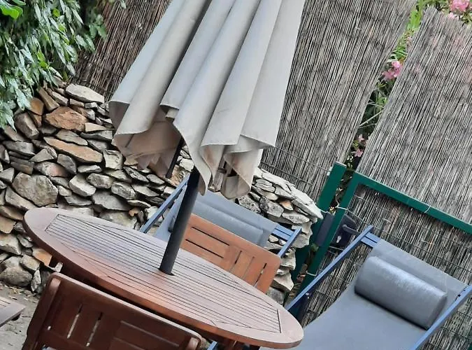 Coquet T2 ,terrasse,parking ,4 kms d Avignon