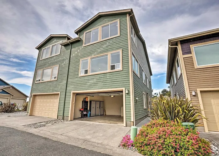 Gold Beach Townhome With Ocean Views & Sunroom!