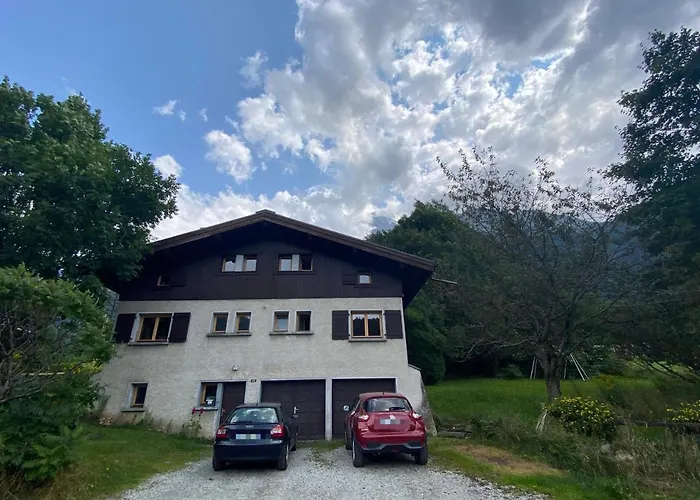 Logement mansardé dans maison avec jardin en bord de piste, vue montagne