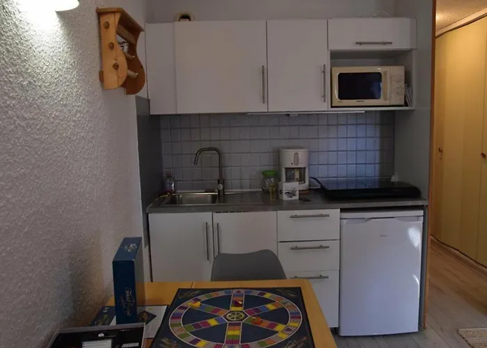 Studio Renove Pour 3 Au Centre De Montgenevre Avec Parking - Fr-1-266-166