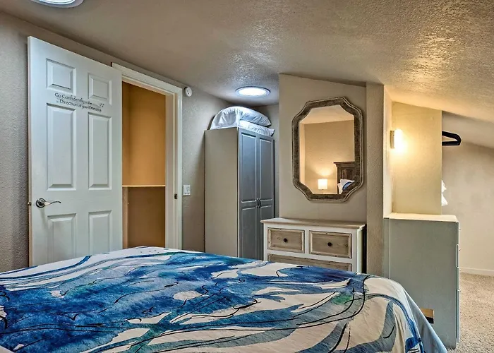 Gold Beach Townhome With Ocean Views & Sunroom!