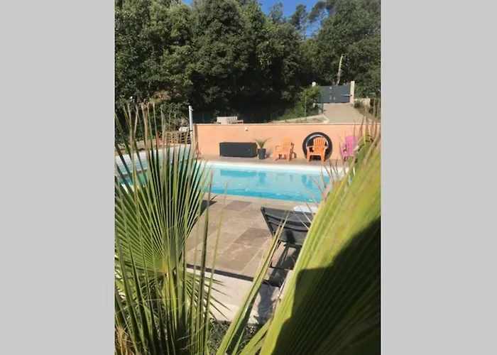 Logement attenant à une villa T2 avec terrasse .