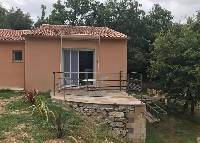Logement attenant à une villa T2 avec terrasse .