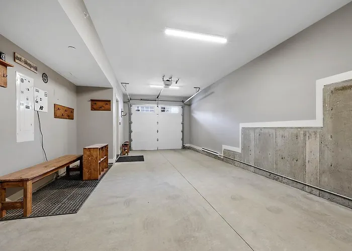 Spacious Modern Ski-In Ski-Out With Hot Tub Townhouse