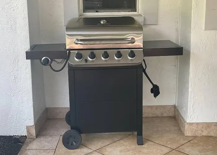 Cheerfull 4/Bed/ 3 Bath / Pool / Best Location