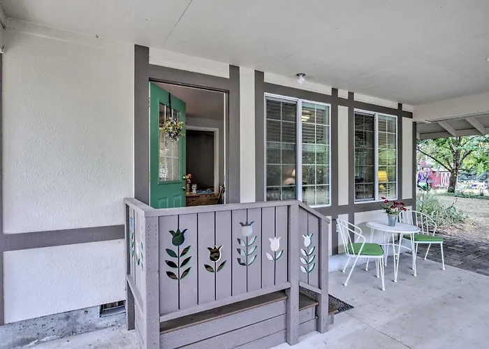 Cozy Cottage On Flower Farm W/ Baker Creek Views!
