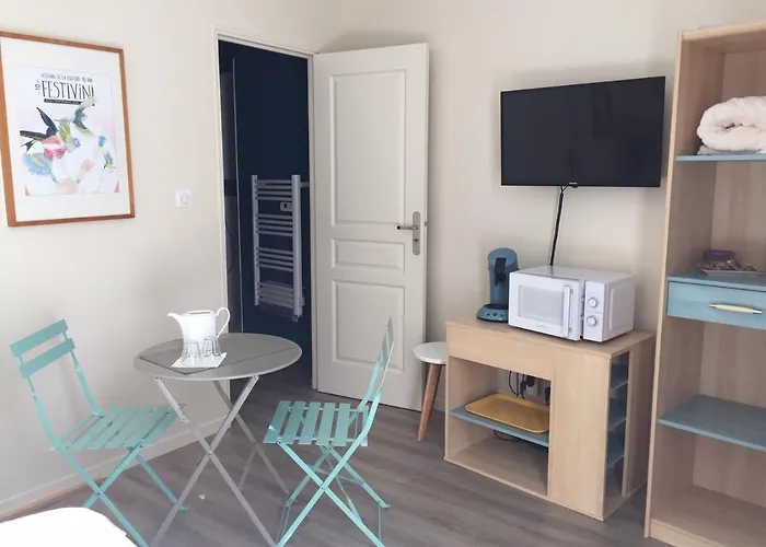 Chambre dans dépendance Maison de Ville + abri vélos