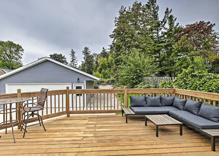 Ideal Green Bay Home < 3 Mi To Lambeau Field!