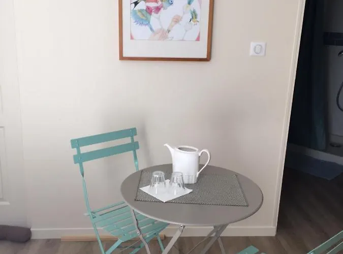 Chambre dans dépendance Maison de Ville + abri vélos